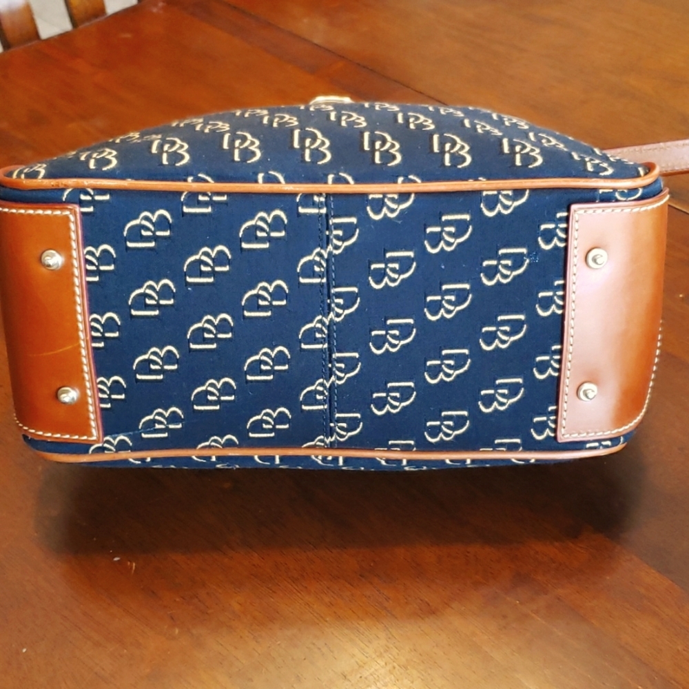 Classic Black and Tan Canvas Shoulder Bag - Picture 4 of 9